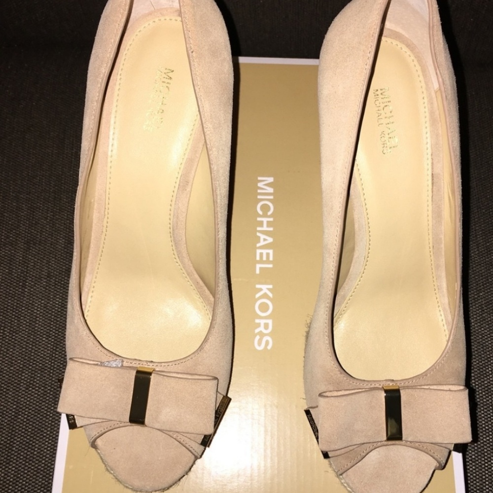 COPY - NIB Michael Kors khaki bow wedges in his box - Picture 2 of 6